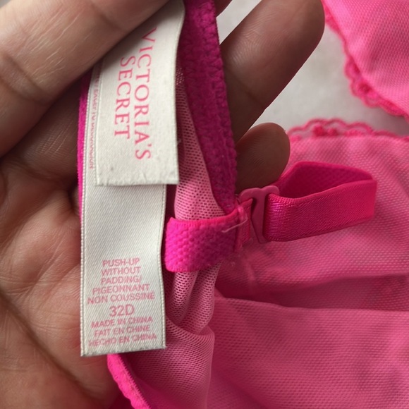 Victoria's Secret hot Pink blush Push Up Bra Gold Accents 32D Bundle of two Bras - Picture 11 of 13